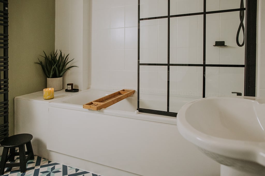 The pheasant lodge bathroom with shower and tiled floor